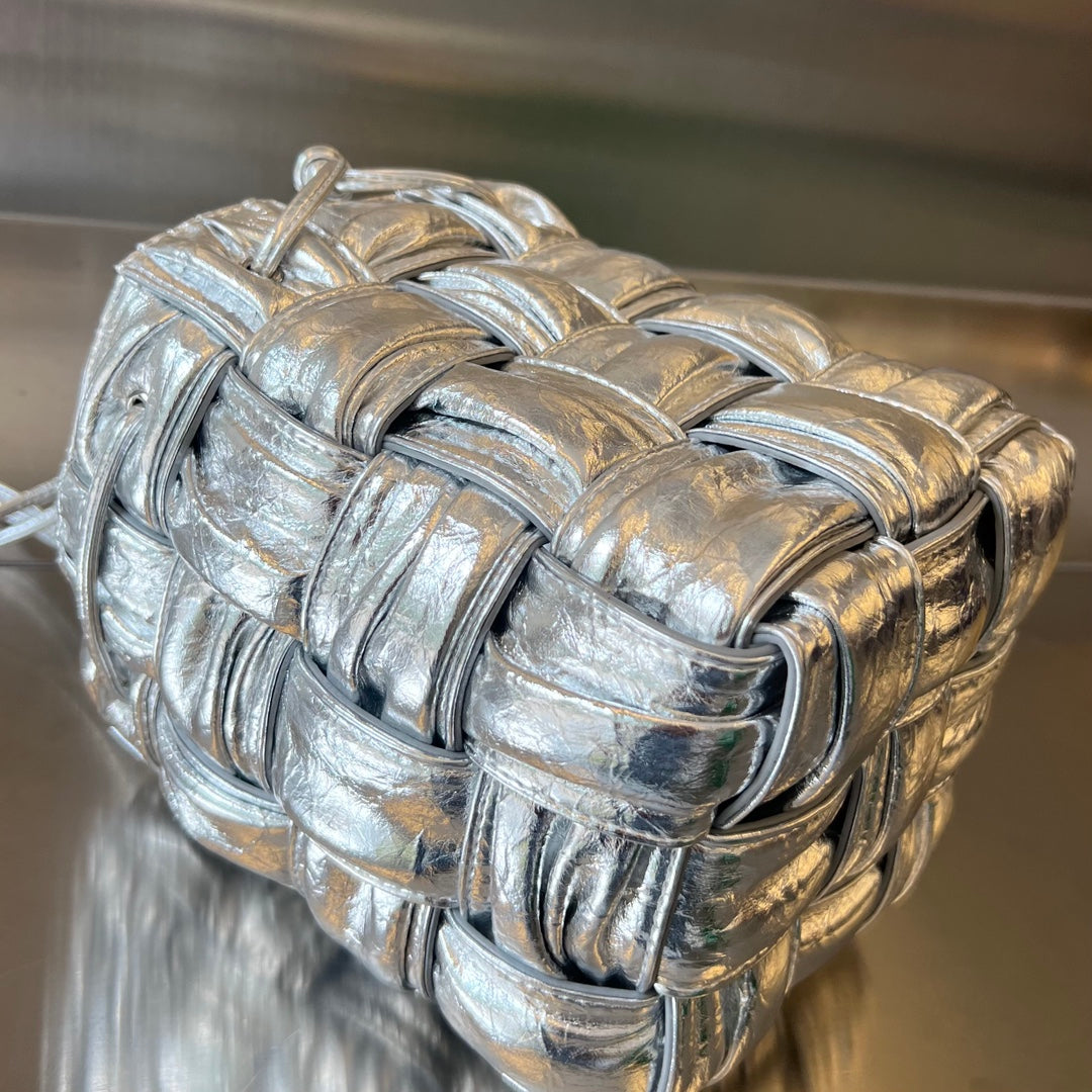 BOTTEGA VENETA SMALL CASSETTE BUCKET 18 IN SILVER METALLIC SOFT LAMBSKIN