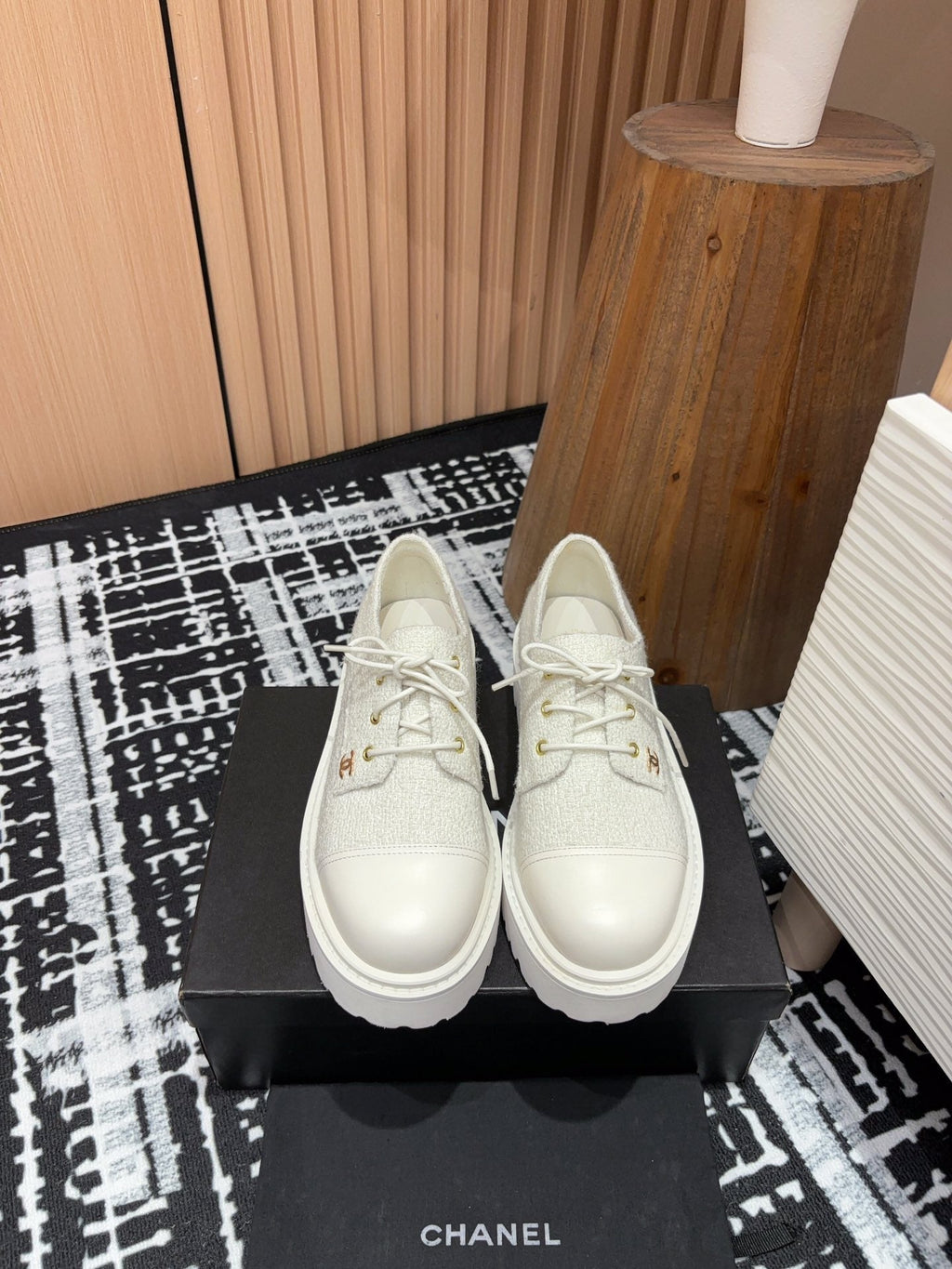 CHANEL OXFORD SHOES IN WHITE TWEED AND CALFSKIN
