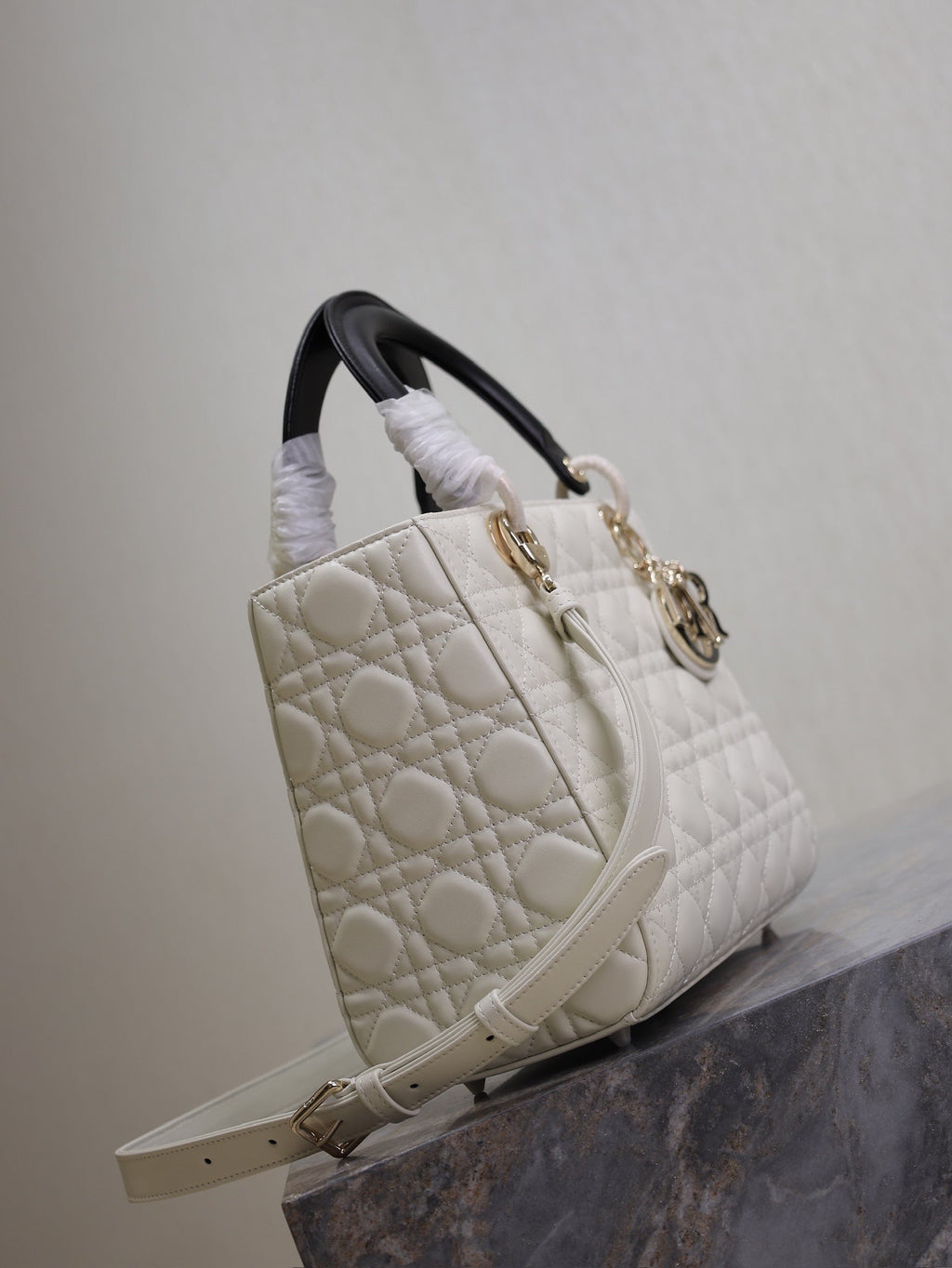 DIOR MEDIUM LADY BAG 24 IN WHITE QUILTED MACROCANNAGE CALFSKIN BLACK STRAP
