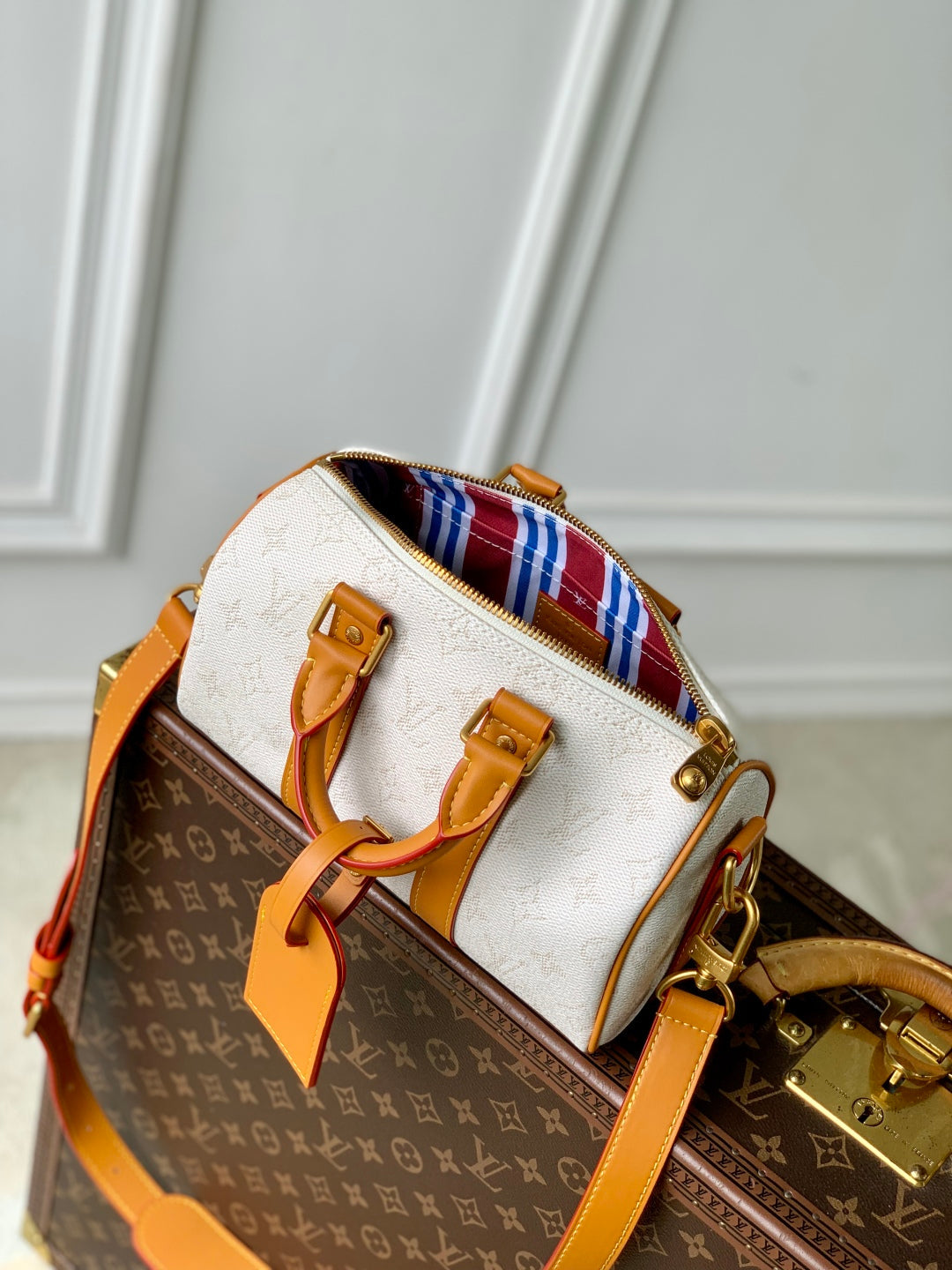 LOUIS VUITTON KEEPALL BANDOULIÈRE 25 IN WHITE MONOGRAM HERITAGE CANVAS BRWON CALFSKIN