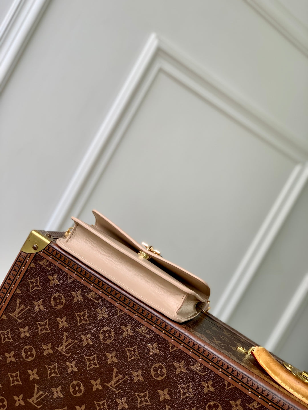 LOUIS VUITTON WALLET ON CHAIN BLOOM 20 IN BEIGE CALFSKIN