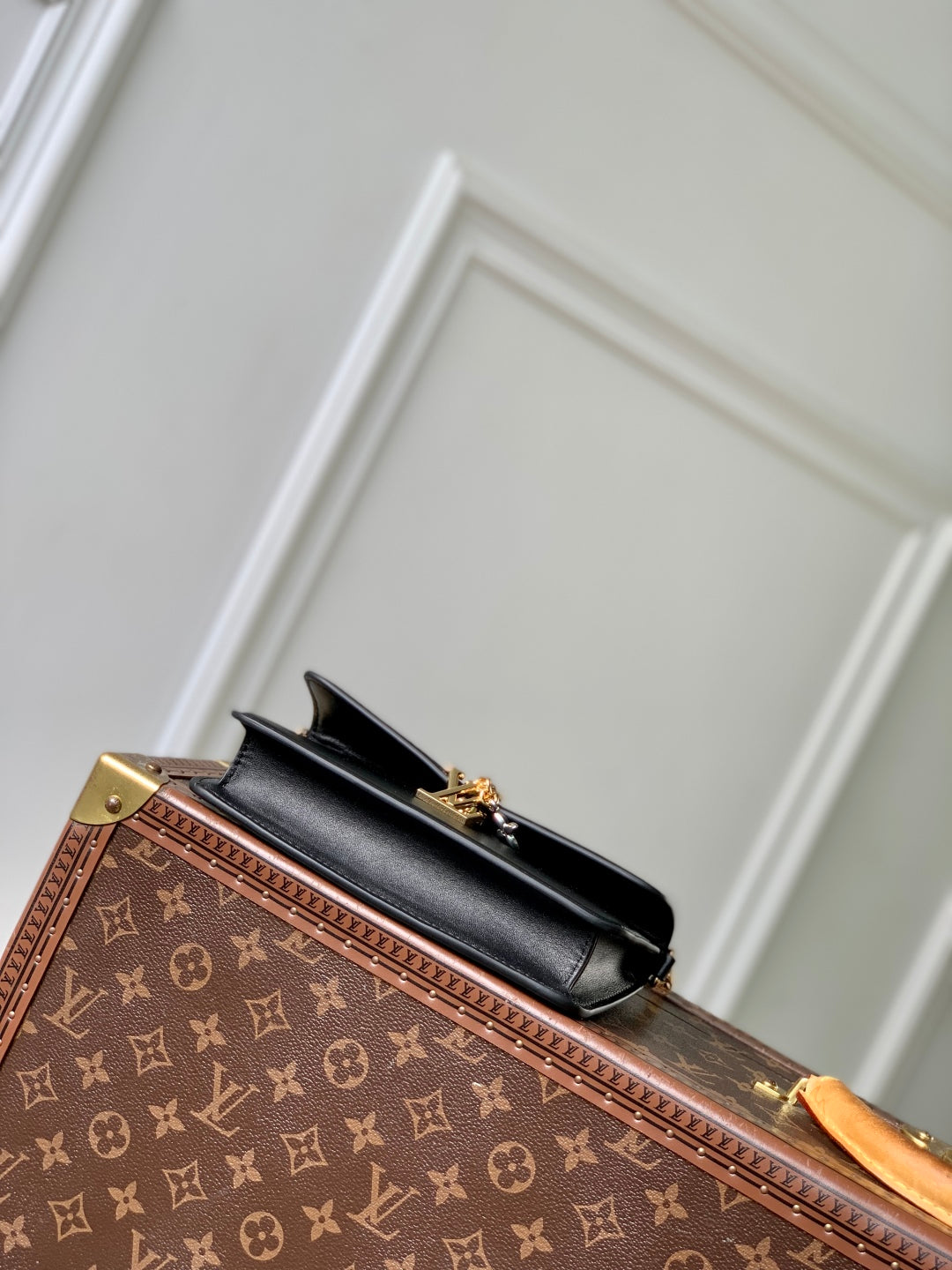 LOUIS VUITTON WALLET ON CHAIN BLOOM 20 IN BLACK CALFSKIN