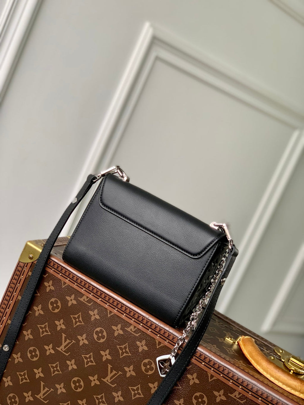 LOUIS VUITTON TWIST SLIM 19 IN BLACK TAURILLON CALFSKIN WITH PEARL CHAIN