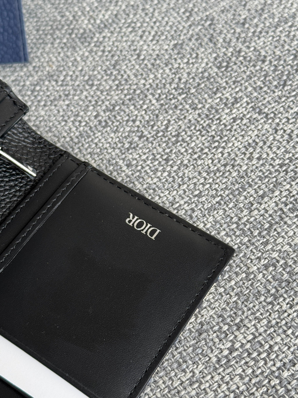 DIOR VERTICAL BIFOLD WALLET 19 IN BLACK GRAINED CALFSKIN MIX BLUE MONOGRAM OBLIQUE JACQUARD