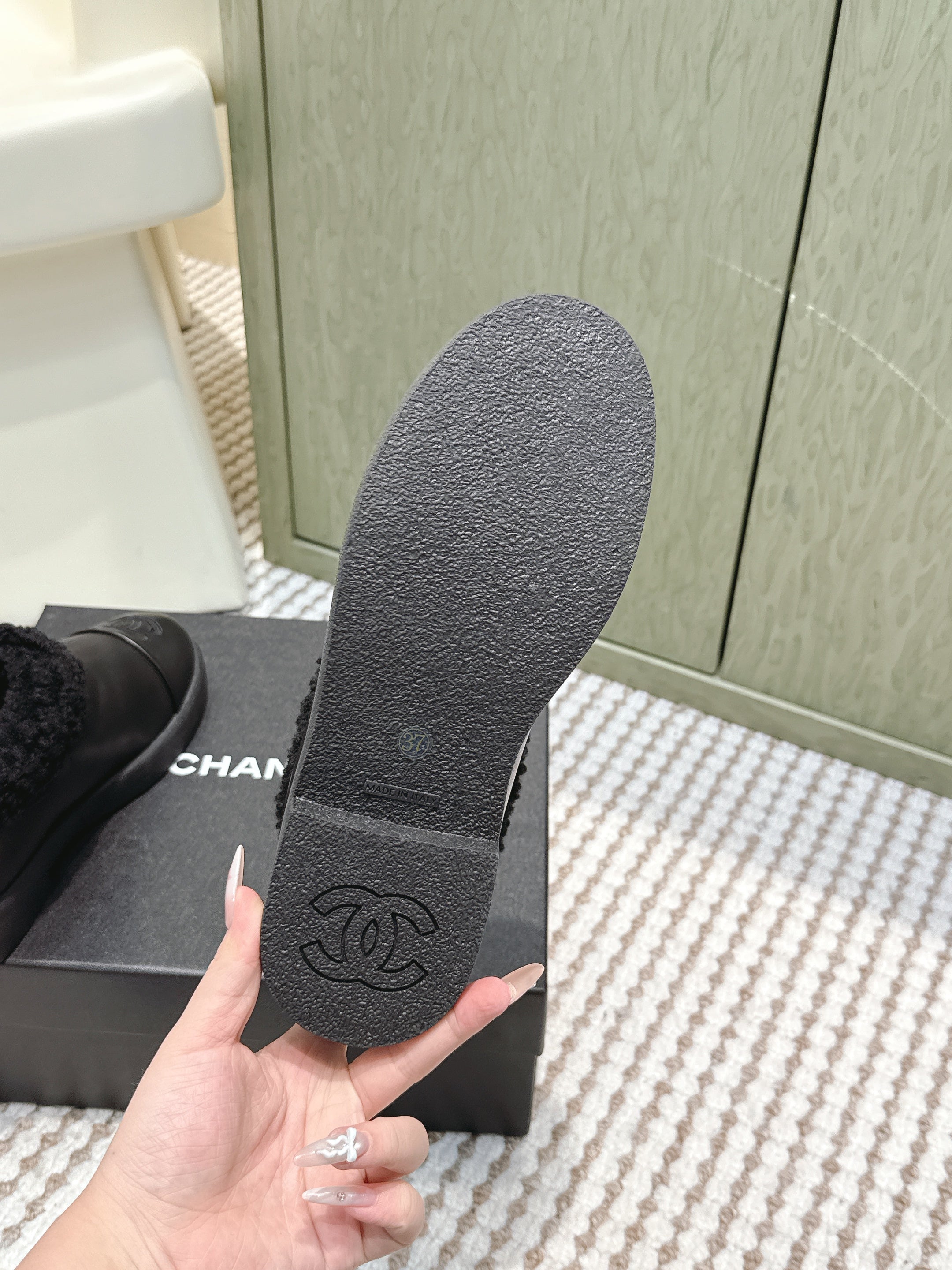 CHANEL 25S SHORT BOOTS IN BLACK CALFSKIN WITH SHEEPSKIN LINING