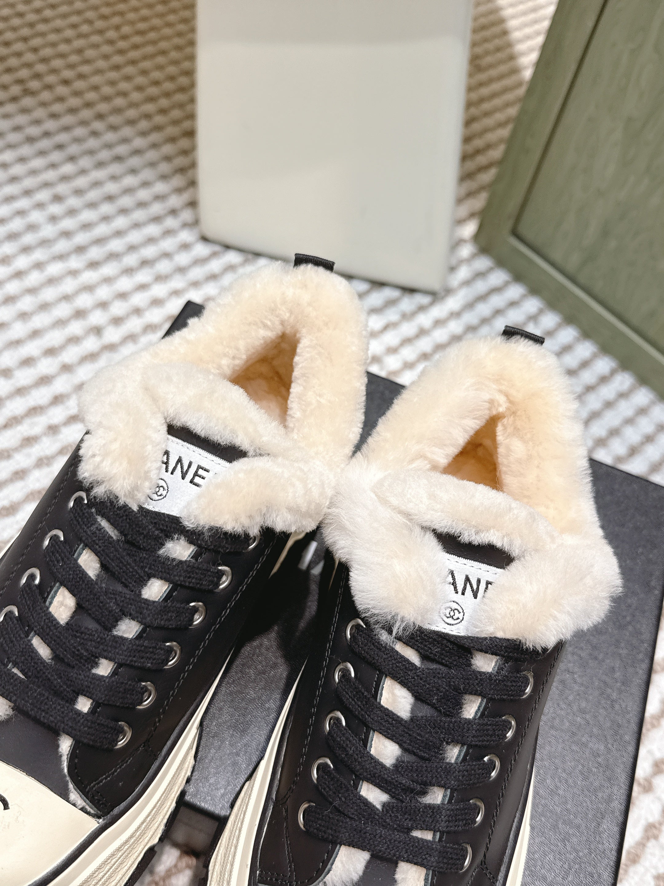 CHANEL 25S THICK-SOLE SNEAKERS 60MM IN BLACK AND BEIGE CALFSKIN WITH FUR LINING