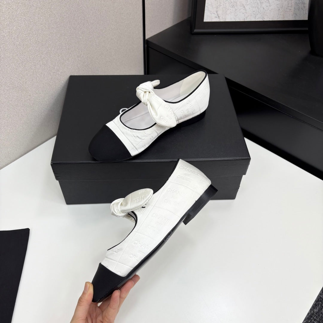 CHANEL BALLET FLATS 25S IN WHITE AND BLACK FABRIC WITH BOW
