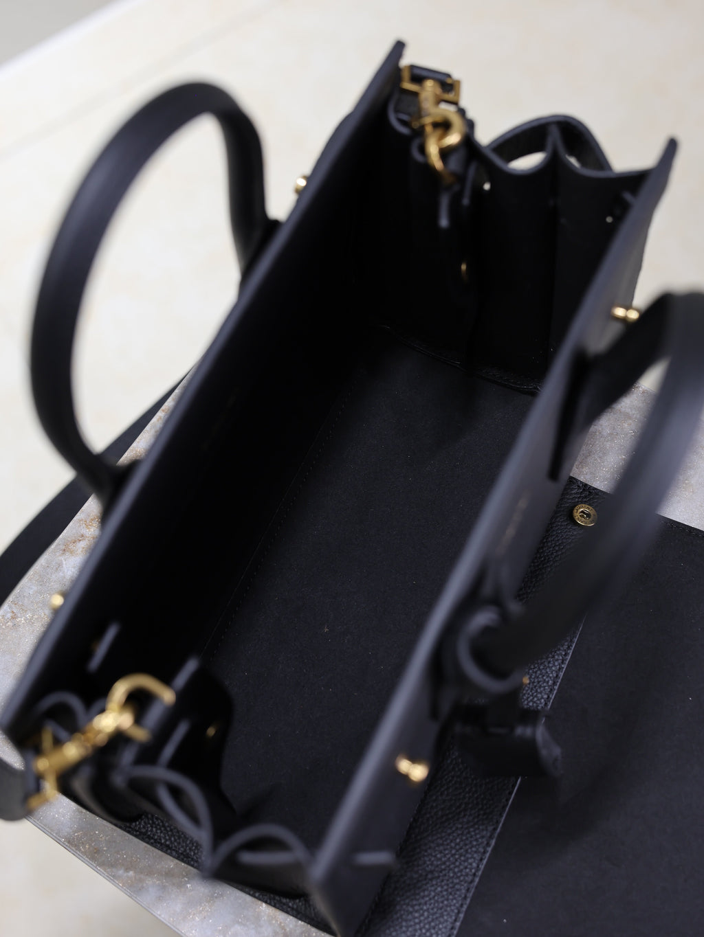 YSL 25S SAC DE JOUR MM 26 IN BLACK SUPPLE GRAINED CALFSKIN GOLD HARDWARE