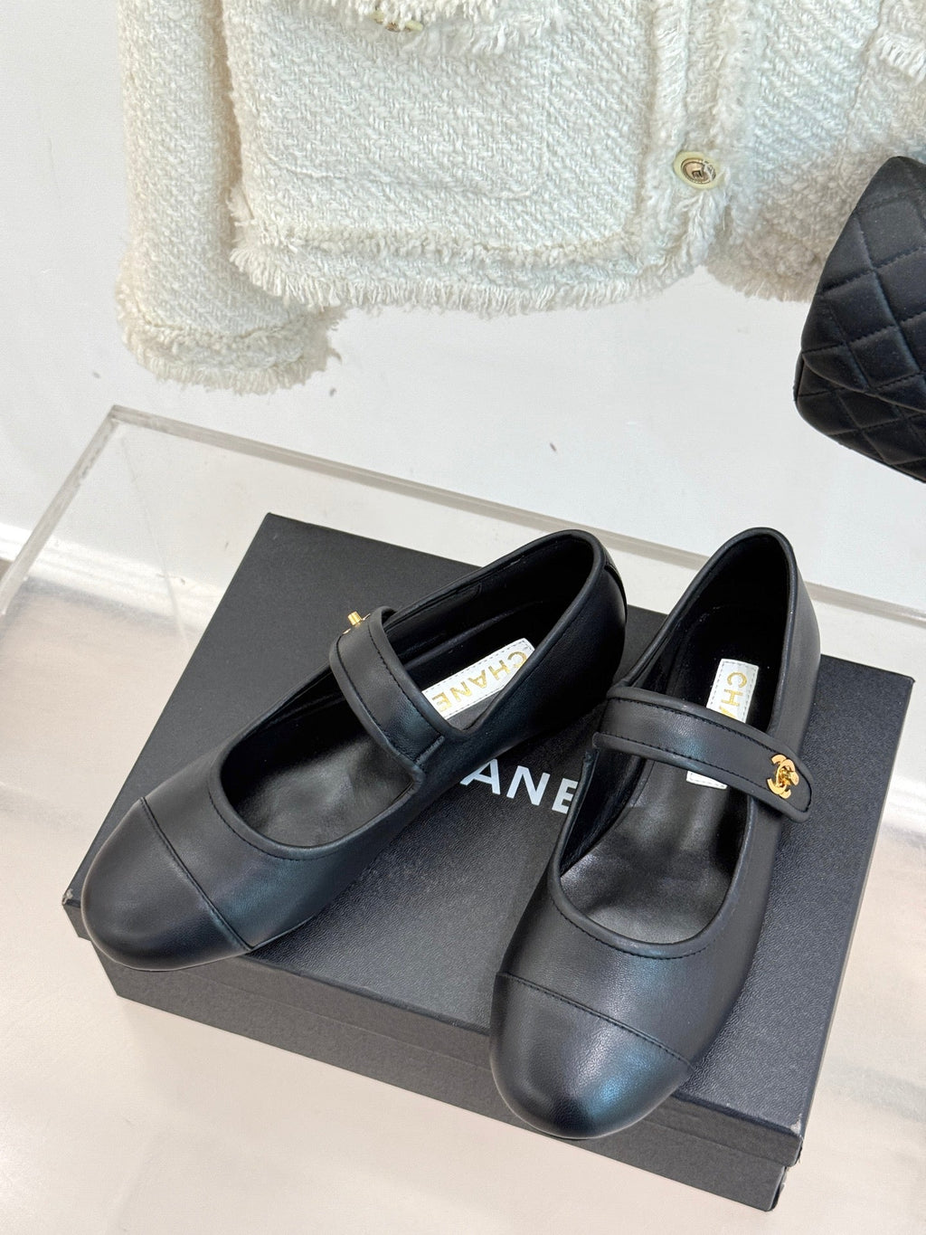 CHANEL FLAT SHOES IN BLACK LAMBSKIN GOLD HARDWARE