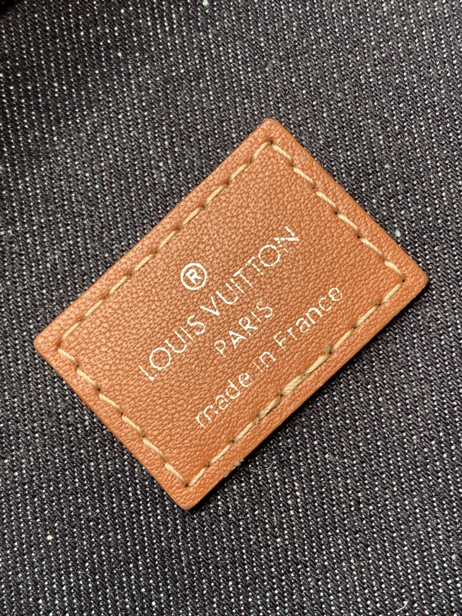 LOUIS VUITTON AVENUE SLINGBAG 31 IN BLACK MONOGRAM CANVAS WITH BROWN LOGO