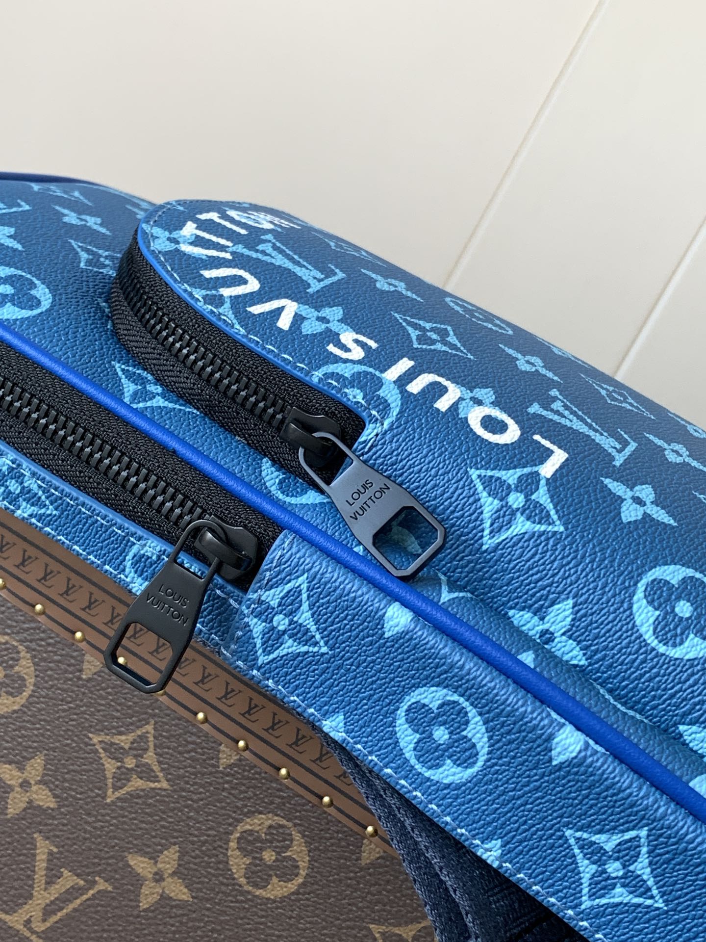 LOUIS VUITTON AVENUE SLINGBAG 31 IN BLUE AND BROWN TAIGA LEATHER