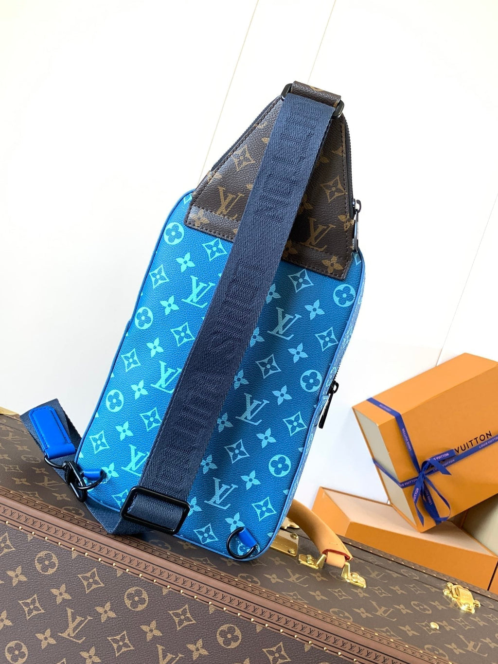 LOUIS VUITTON AVENUE SLINGBAG 31 IN BLUE AND BROWN TAIGA LEATHER