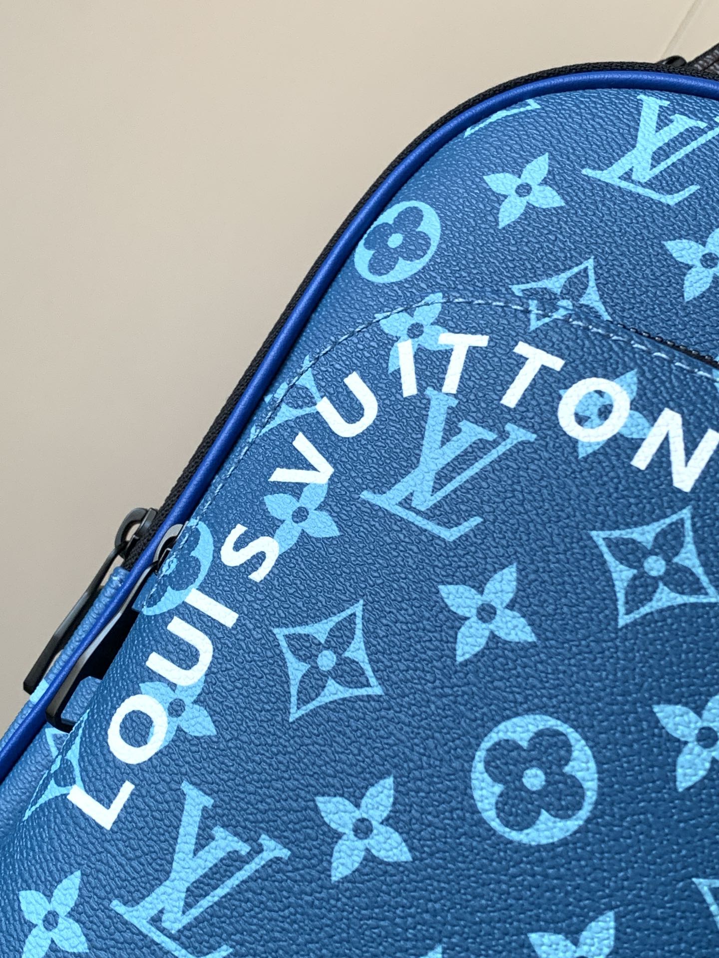 LOUIS VUITTON AVENUE SLINGBAG 31 IN BLUE AND BROWN TAIGA LEATHER