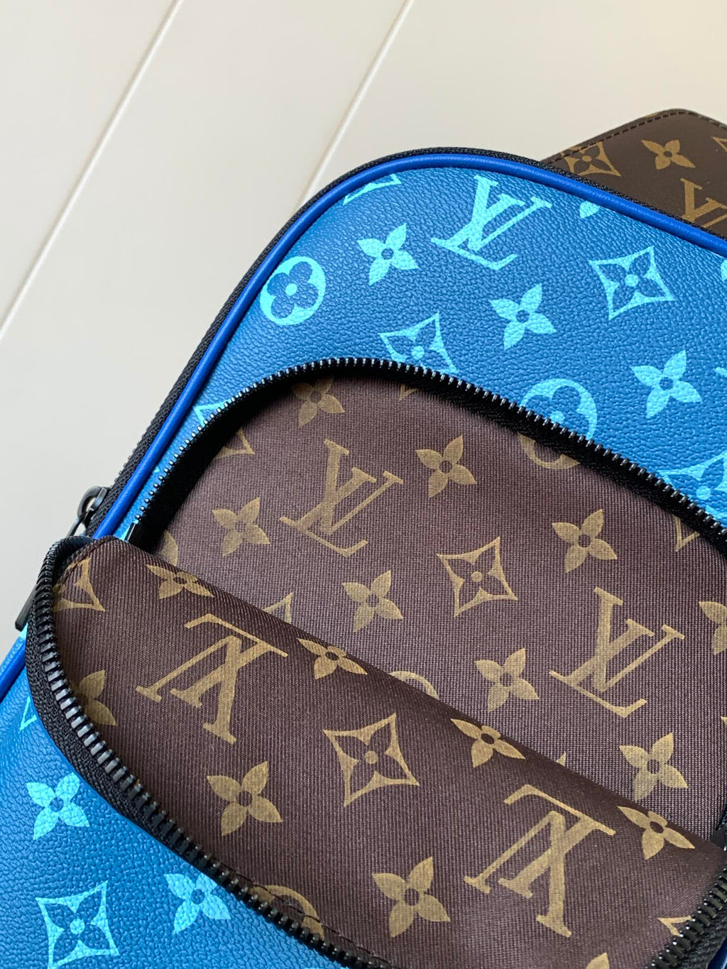 LOUIS VUITTON AVENUE SLINGBAG 31 IN BLUE AND BROWN TAIGA LEATHER