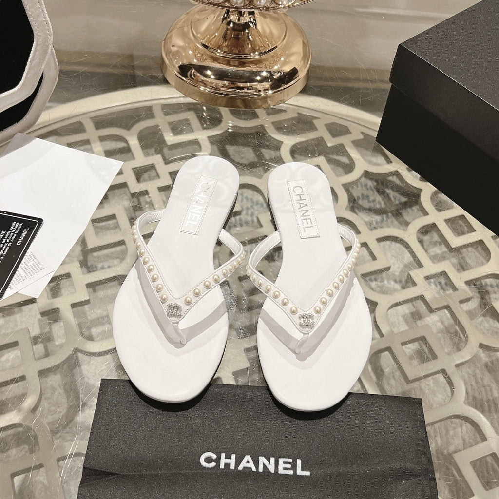 CHANEL PEARL THONG SANDAL IN WHITE LAMBSKIN