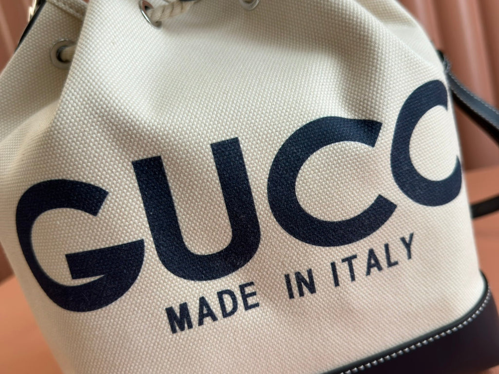 GUCCI DRAWSTRING SHOULDER BAG LOGO PRINT 31 IN WHITE CANVAS DARK BLUE CALFSKIN
