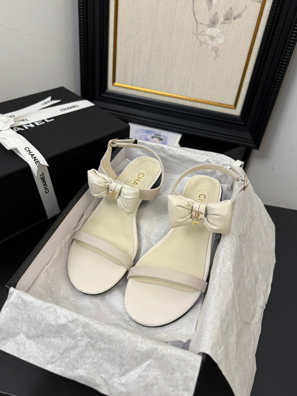 CHANEL FLAT SANDALS IN WHITE CALFSKIN WITH BOW