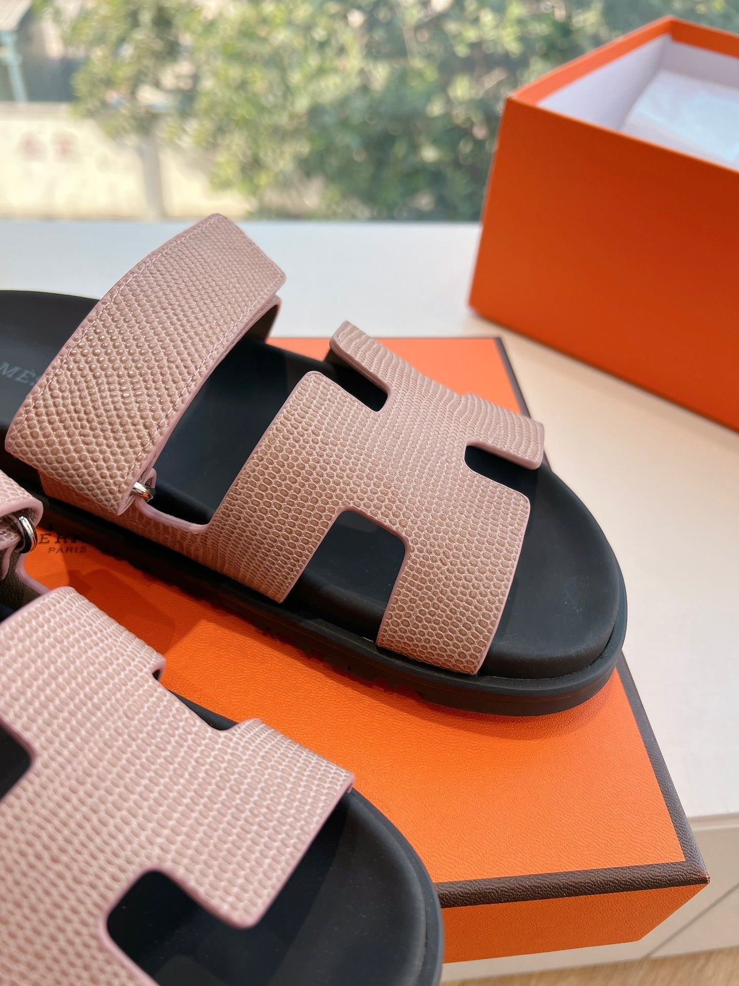 HERMES CHYPRE SANDAL IN PEACH PINK SHINY GRAINED CALFSKIN