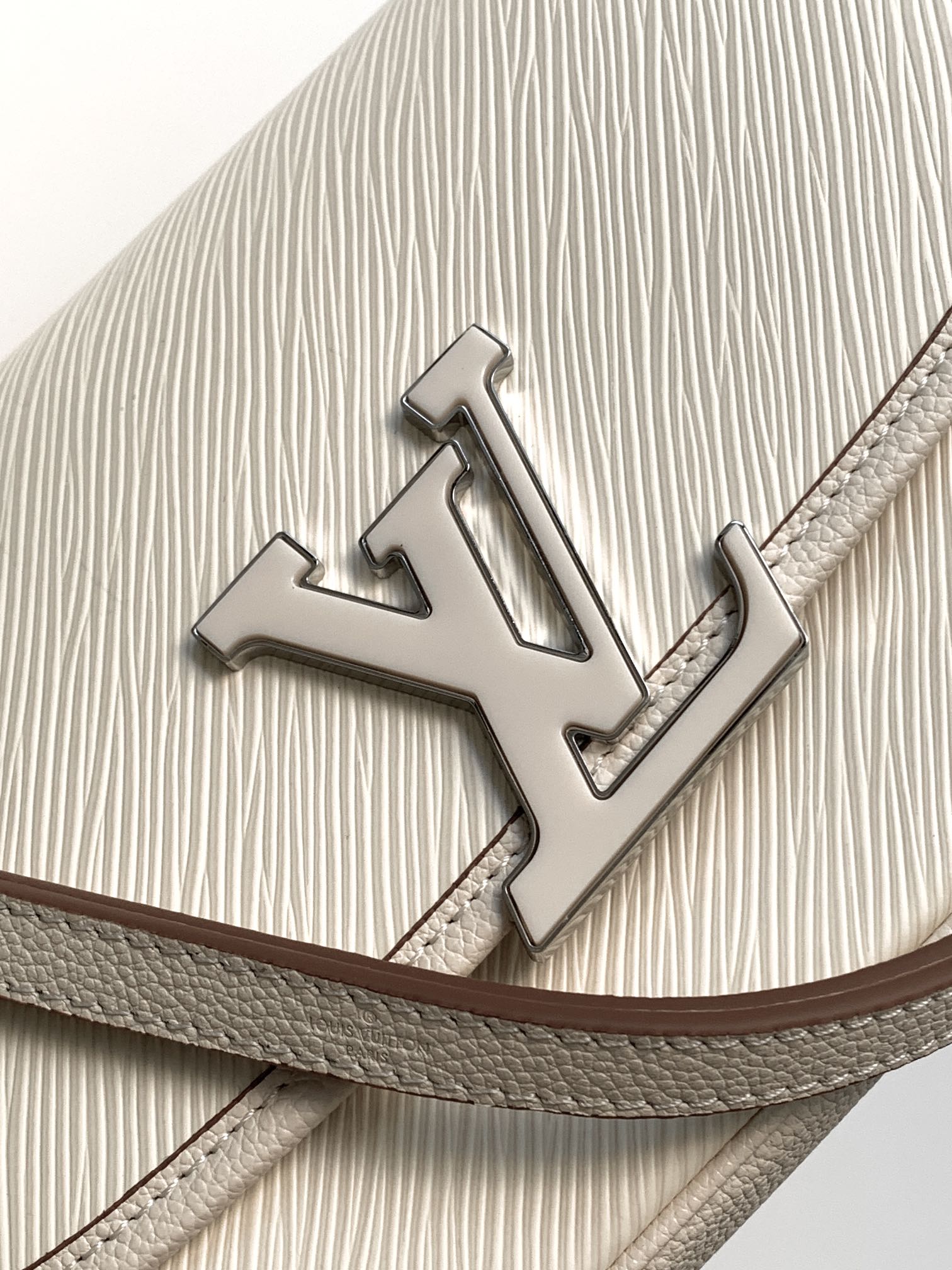 LOUIS VUITTON BUCI BAG 24 IN QUARTZ WHITE EPI GRAIN COWHIDE