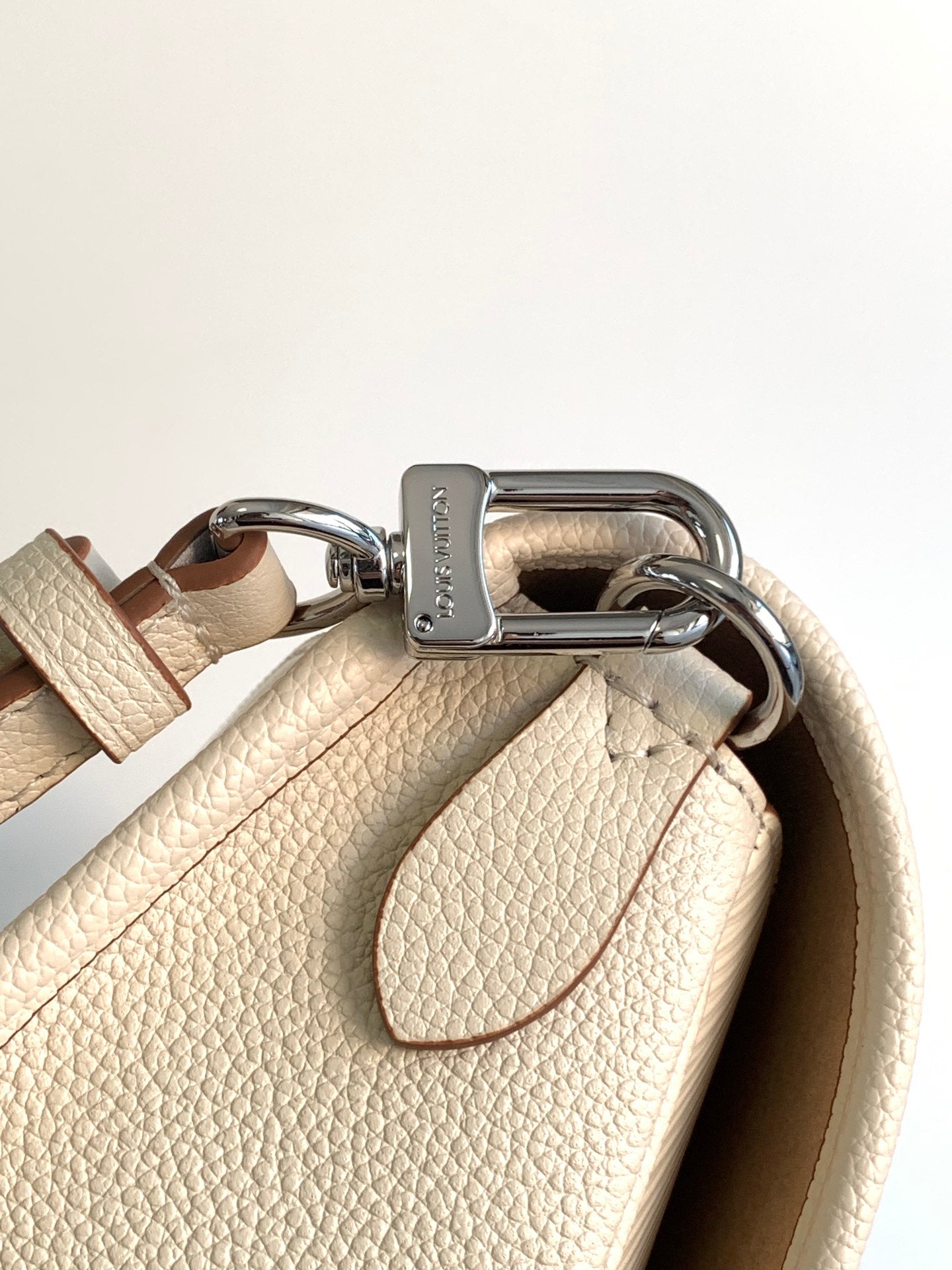 LOUIS VUITTON BUCI BAG 24 IN QUARTZ WHITE EPI GRAIN COWHIDE