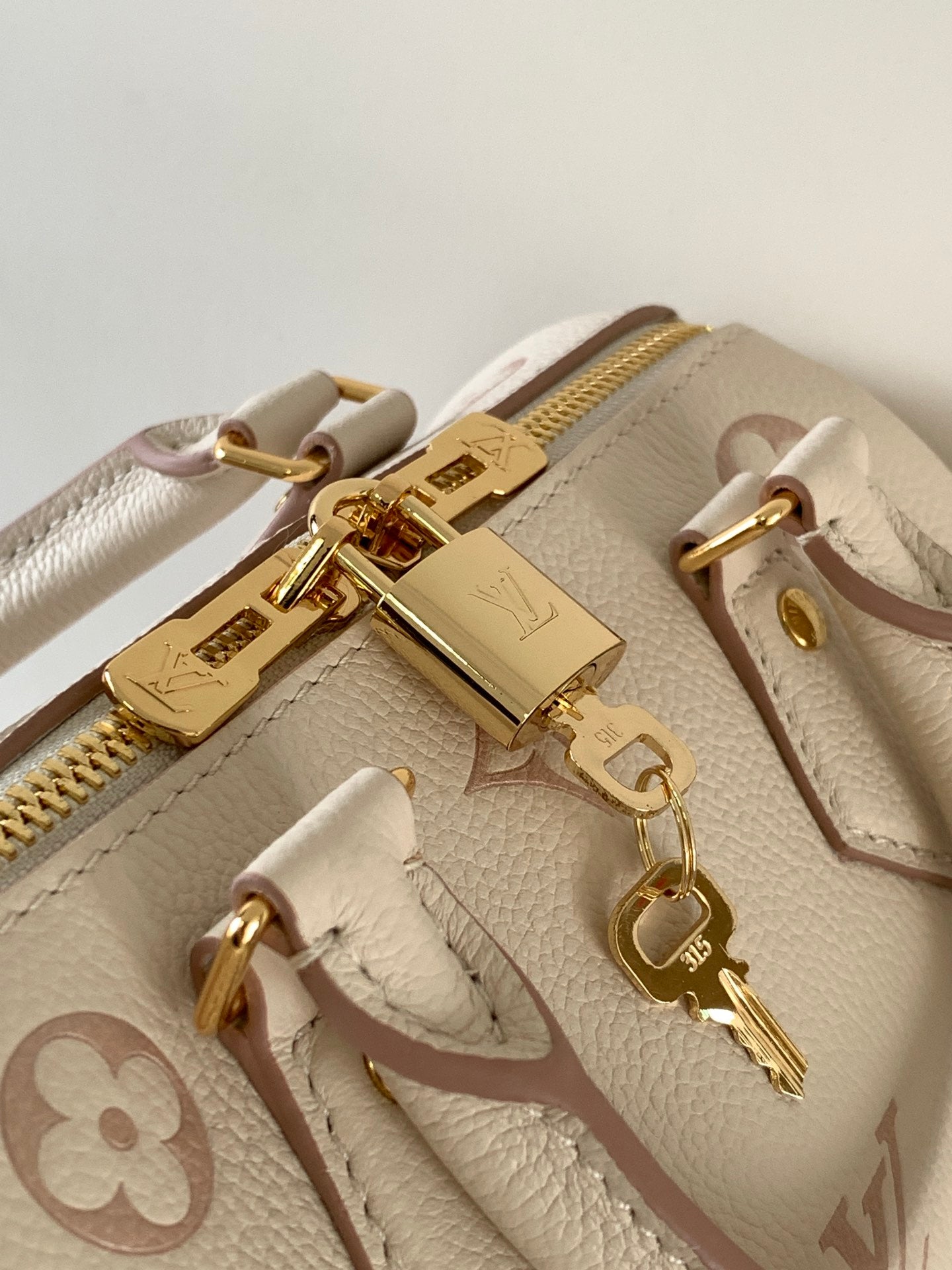 LOUIS VUITTON SPEEDY BANDOULIÈRE 21 IN WHITE AND PINK MONOGRAM CANVAS
