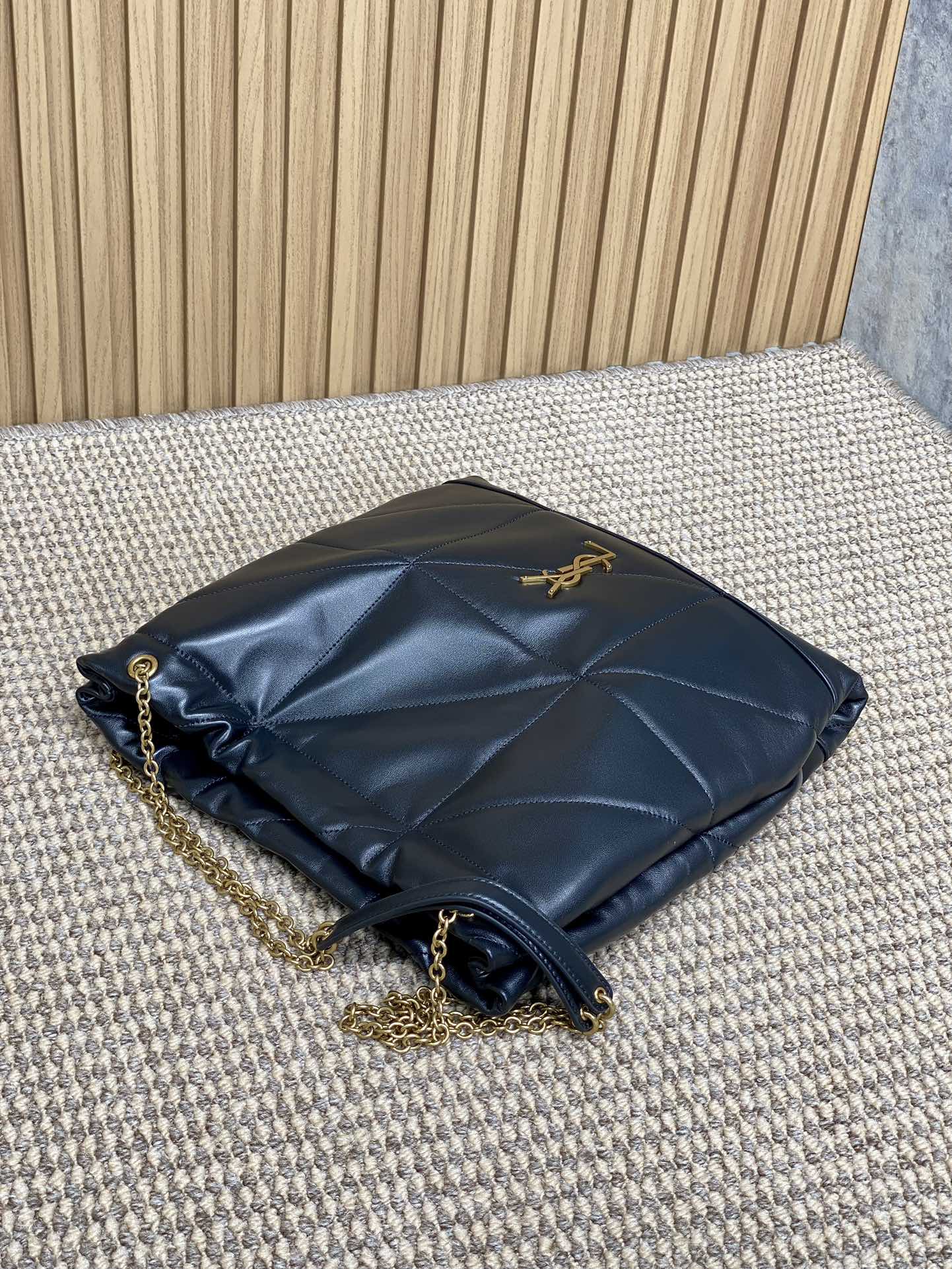 DRAWSTRING CHAIN STRAP SHOULDER BAG 39 IN BLACK QUILTED CALFSKIN
